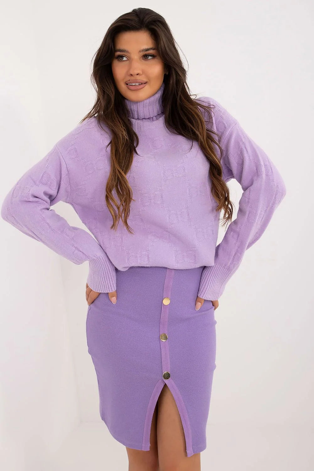 Pull col roulé violet assorti jupe haute femme mode trendy tricot texture élégant confortable