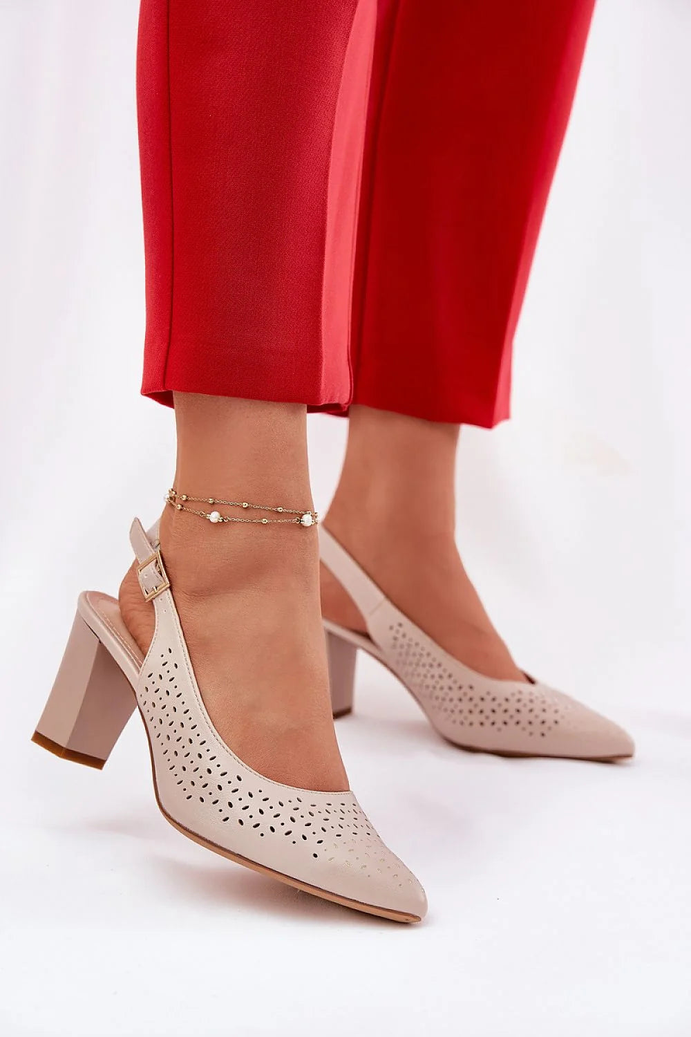 Sandales à talons bloc élégantes pour femmes en similicuir beige perforé style slingback ajustable