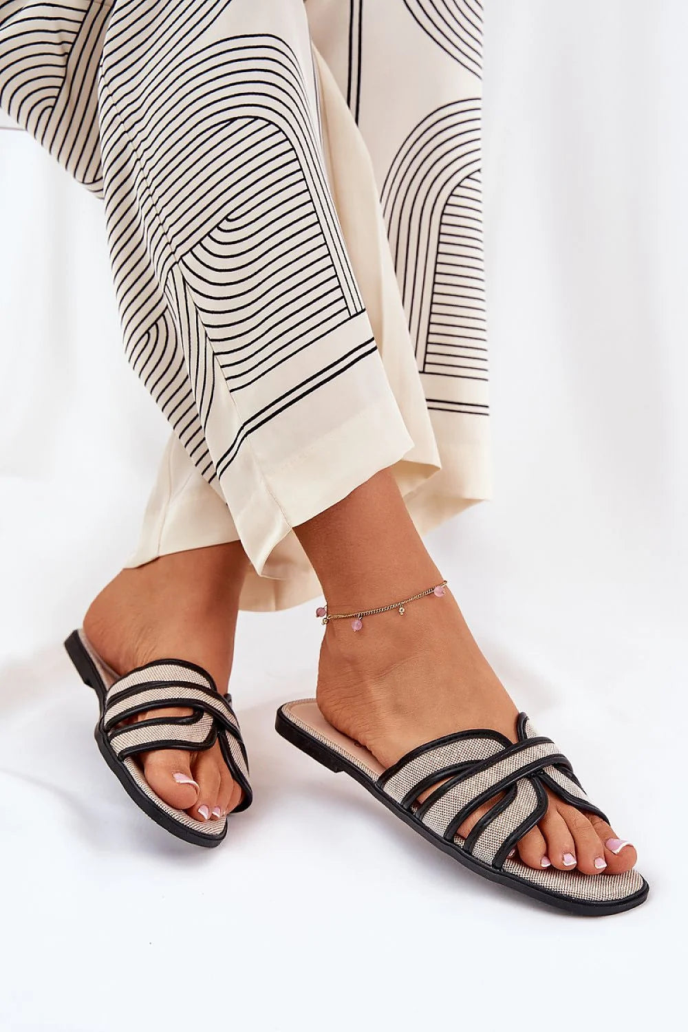 Sandales plates femmes style ouvert lanières croisées beige noir talon 1cm