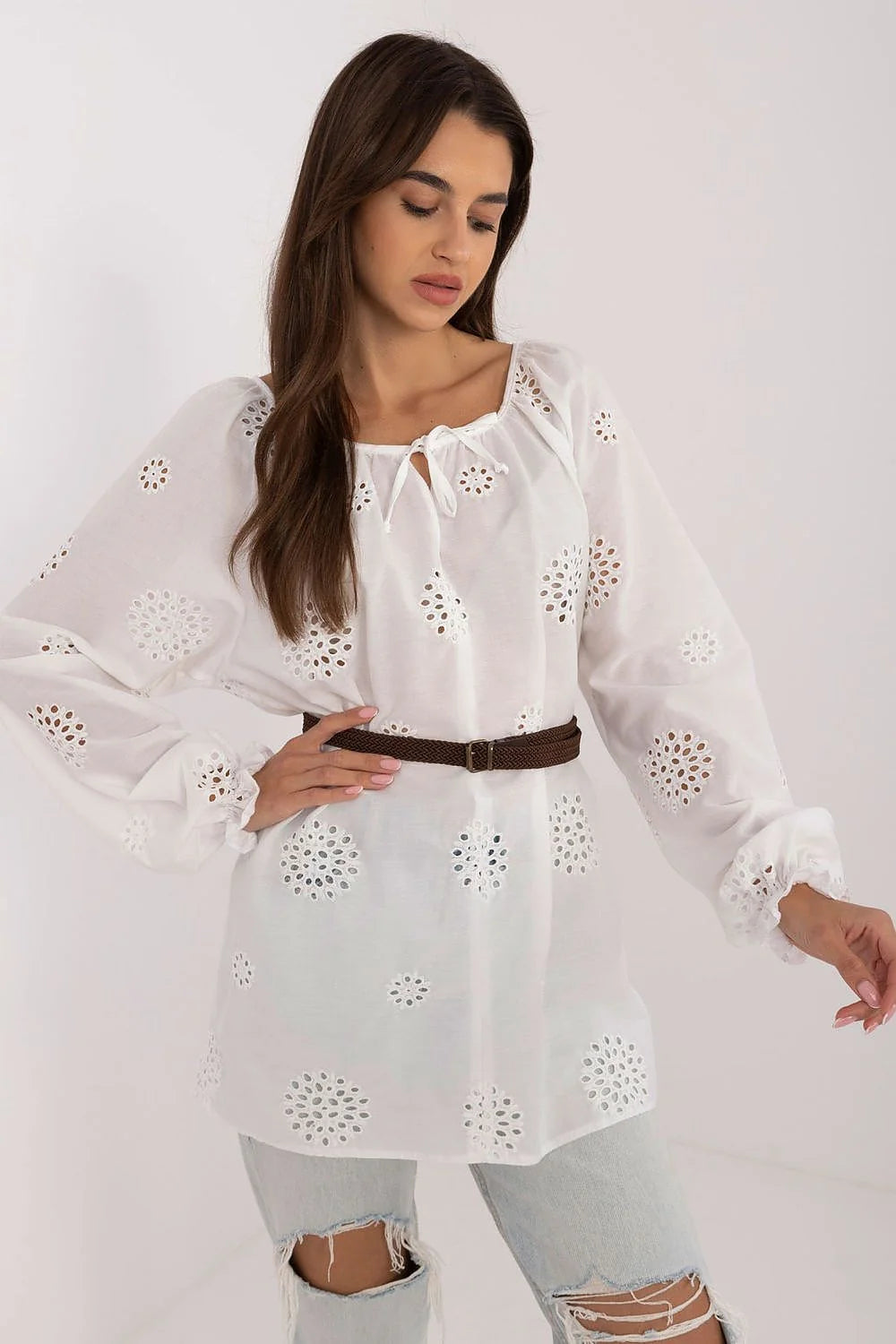 blouse boho chic femme coton léger blanc broderie florale ajourée manches longues bouffantes encolure cordons poignets coupe ample ceinture tressée