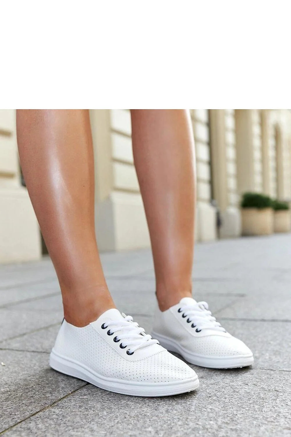 Baskets femme blanc ajouré cuir synthétique semelle caoutchouc confort style sportif modern design élégant basses lacing métallique
