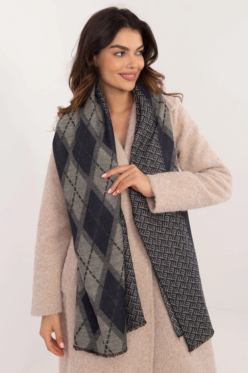 Écharpe élégante pour femme motif géométrique gris et bleu marine longueur 190 cm largeur 69 cm matière douce et confortable