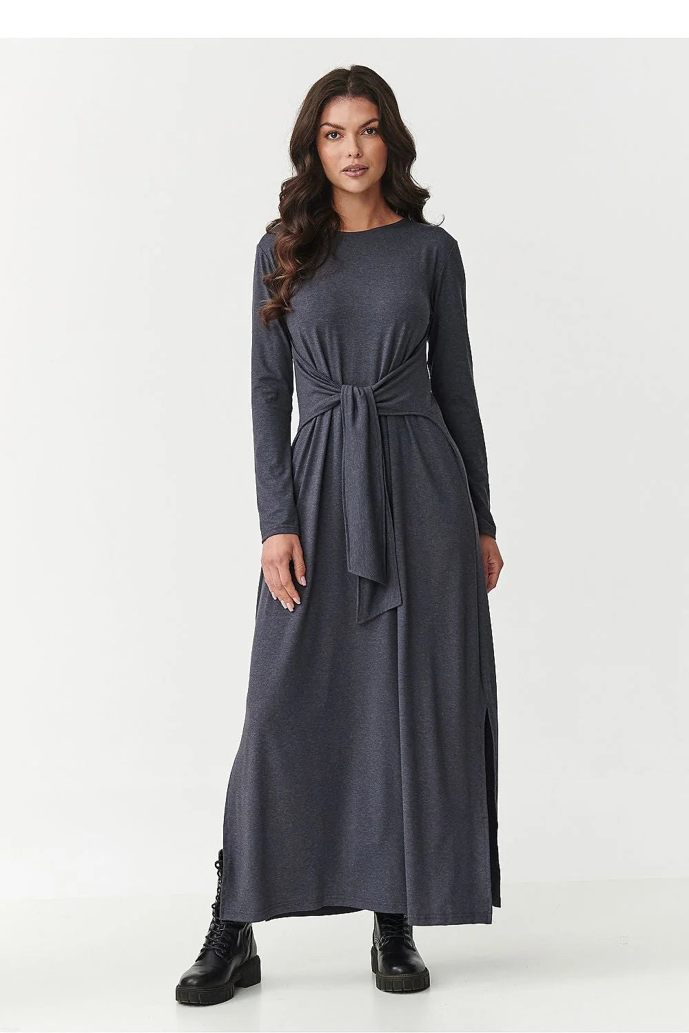 robe maxi viscose élasthanne fluide confortable respirante manches longues encolure ronde taille nouée fentes latérales discrètes coupe cintrée polyvalente chic