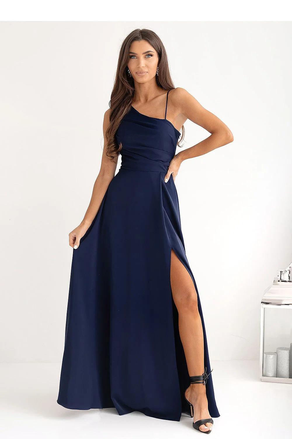 robe longue élégante bleu marine asymétrique bretelles fines corsage drapé taille cintrée jupe évasée satinée fente haute dos nu