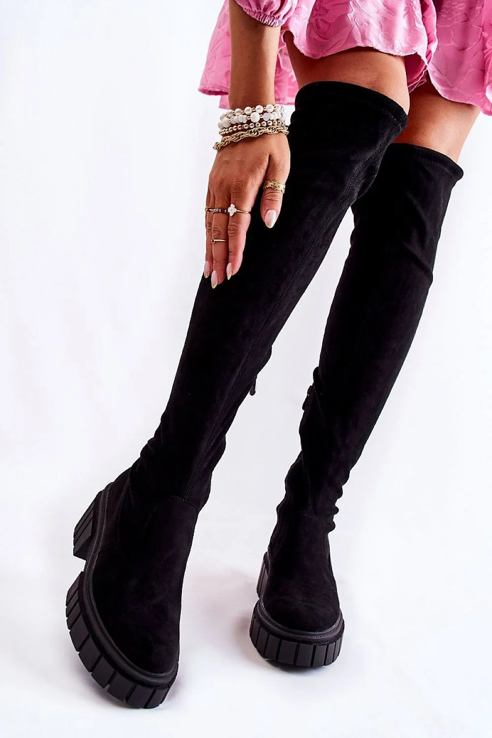 Bottes cuissardes suédine beige style moderne casual chic semelle crantée confort femmes élégantes