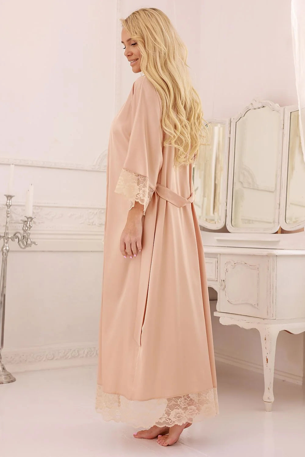 chemise nuit longue satinée fluide enveloppante peignoir kimono rose poudré nude ceinture nouée col décolleté manches larges dentelle florale délicate