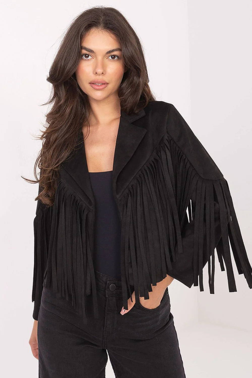 veste femme blazer court cropped suédine noire col tailleur coupe courte taillehanche franges longues volantées manches ouvertes bohème chic légère