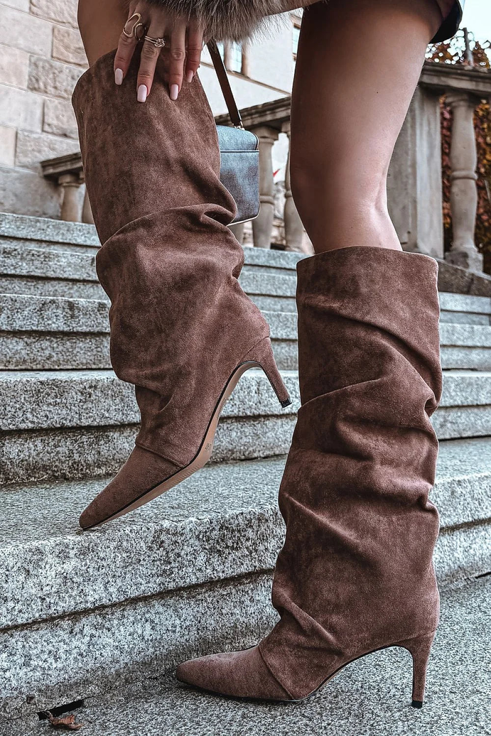 bottes genou suède écologique souple talon fin kitten bout pointu tige plissée ample enfilable doublure fourrure confortable élégante féminine