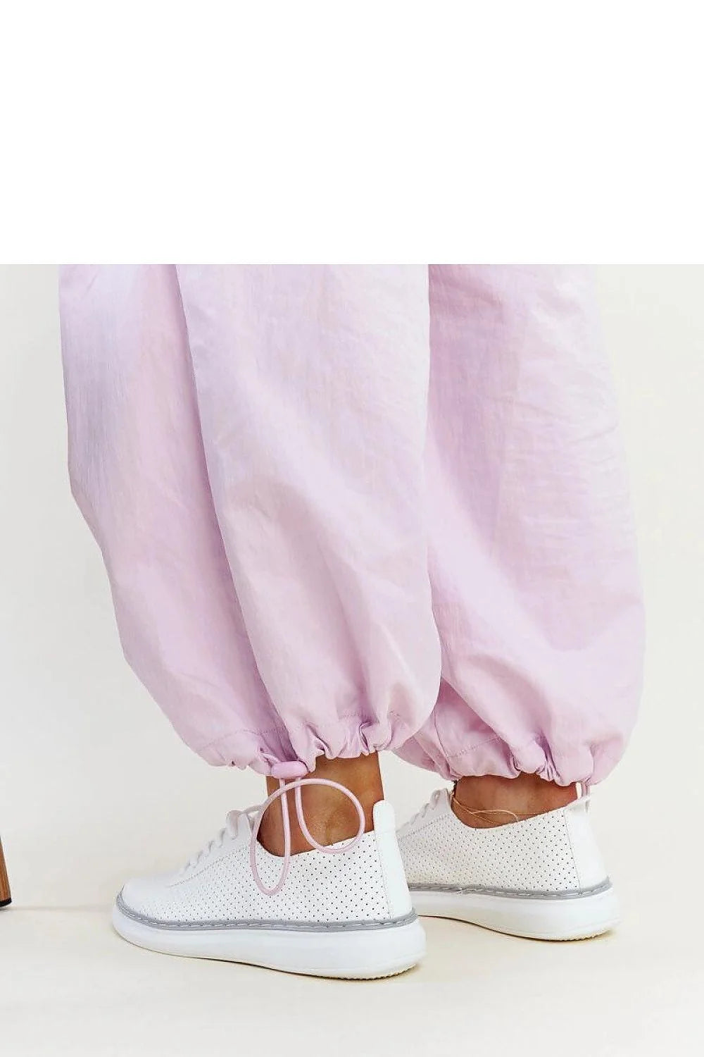 baskets femmes sneakers blanches perforées tige cuir synthétique ajourée lacets plats semelle caoutchouc épaisse liseré gris profil bas respirant confortable