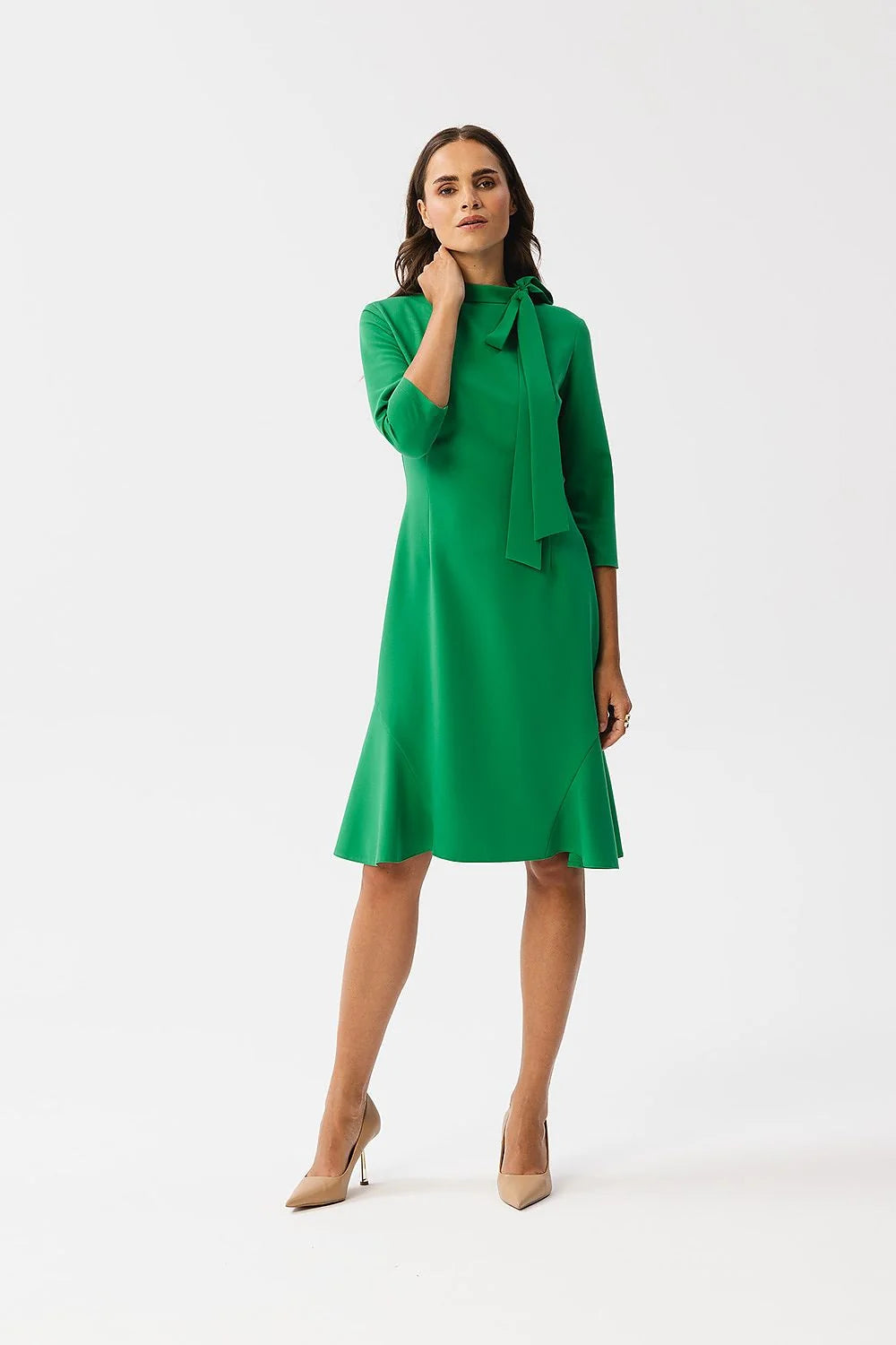 Robe de jour élégante Stylove couleur verte émeraude manches 3/4 col montant nœud décoratif coupe midi femme
