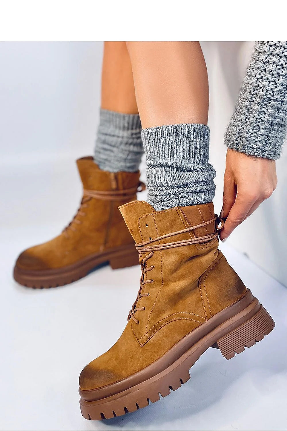 Bottes Inello femmes design robuste moderne hiver casual cuir suédé brun camel lacets zippé confort talon 4cm semelle 2cm