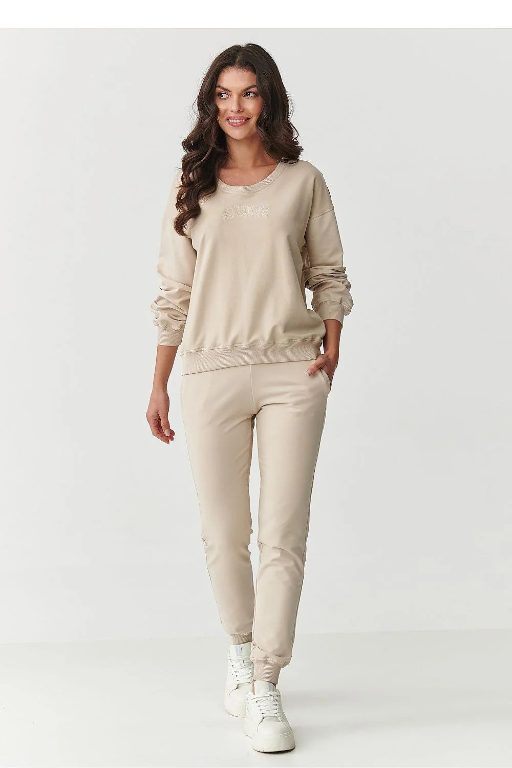 ensemble femme sweat jogger beige sable molletonné doux coupe décontractée épaule basse broderie discrète taille élastique poches latérales minimaliste confortable