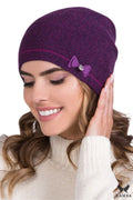 Bonnet Kamea élégant moderne pour femme en violet orné de nœud et détails brillants matériaux de qualité coupe ajustée style intemporel accessoire mode polyvalent