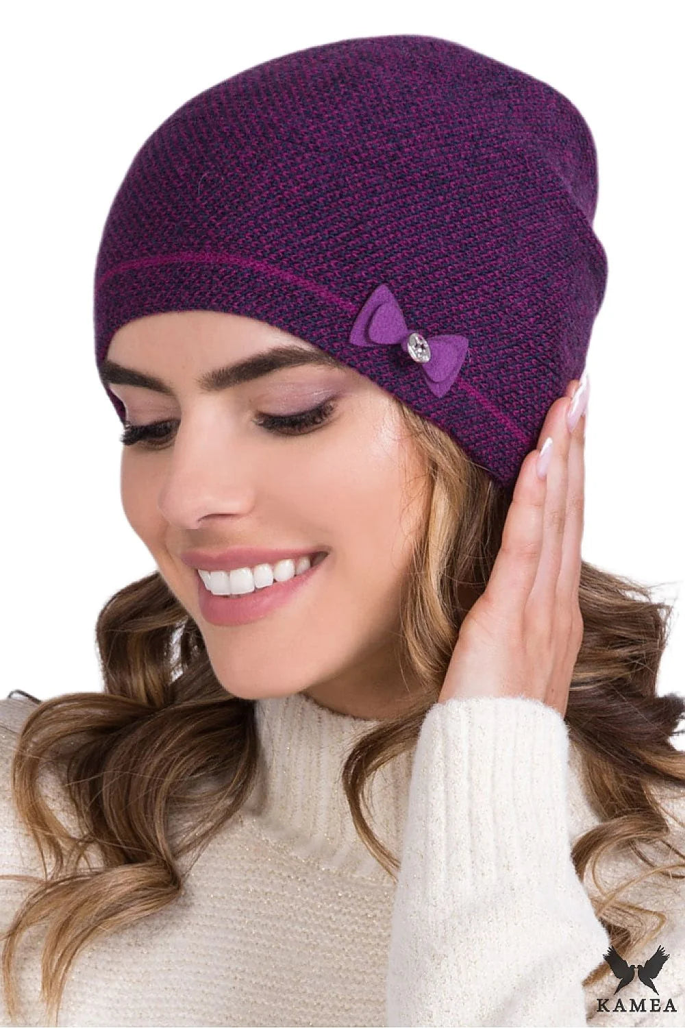 Bonnet Kamea élégant moderne pour femme en violet orné de nœud et détails brillants matériaux de qualité coupe ajustée style intemporel accessoire mode polyvalent