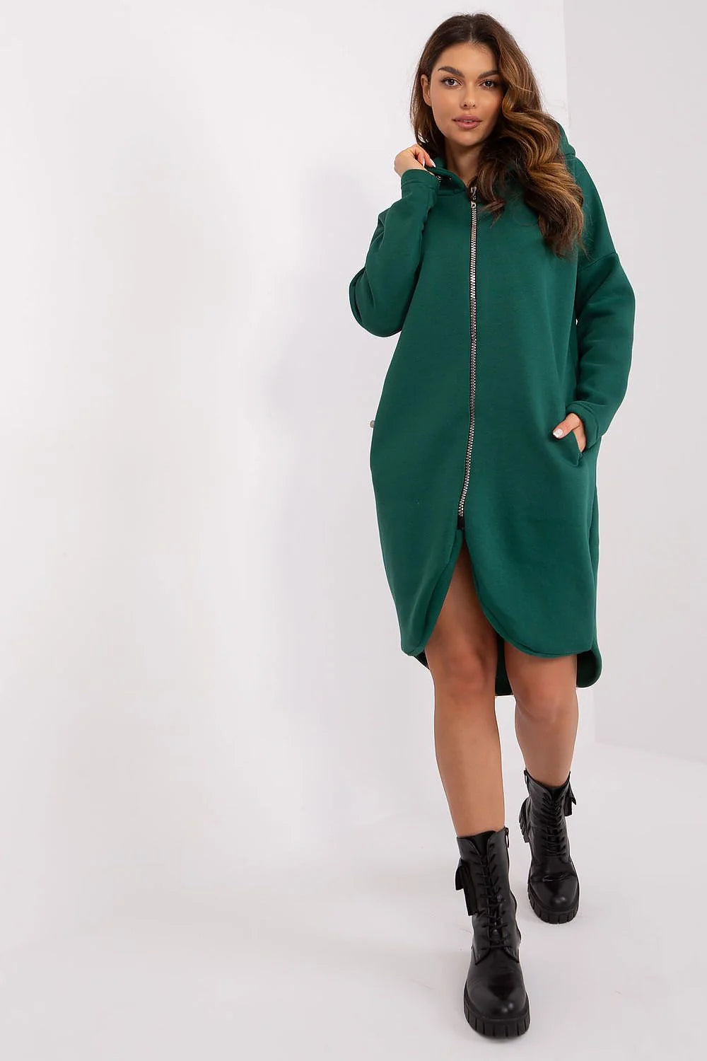 Manteau pour femme vert foncé style moderne coupe ample col montant fermeture éclair poches latérales détails métalliques occasion quotidienne et sorties urbaines hiver automne