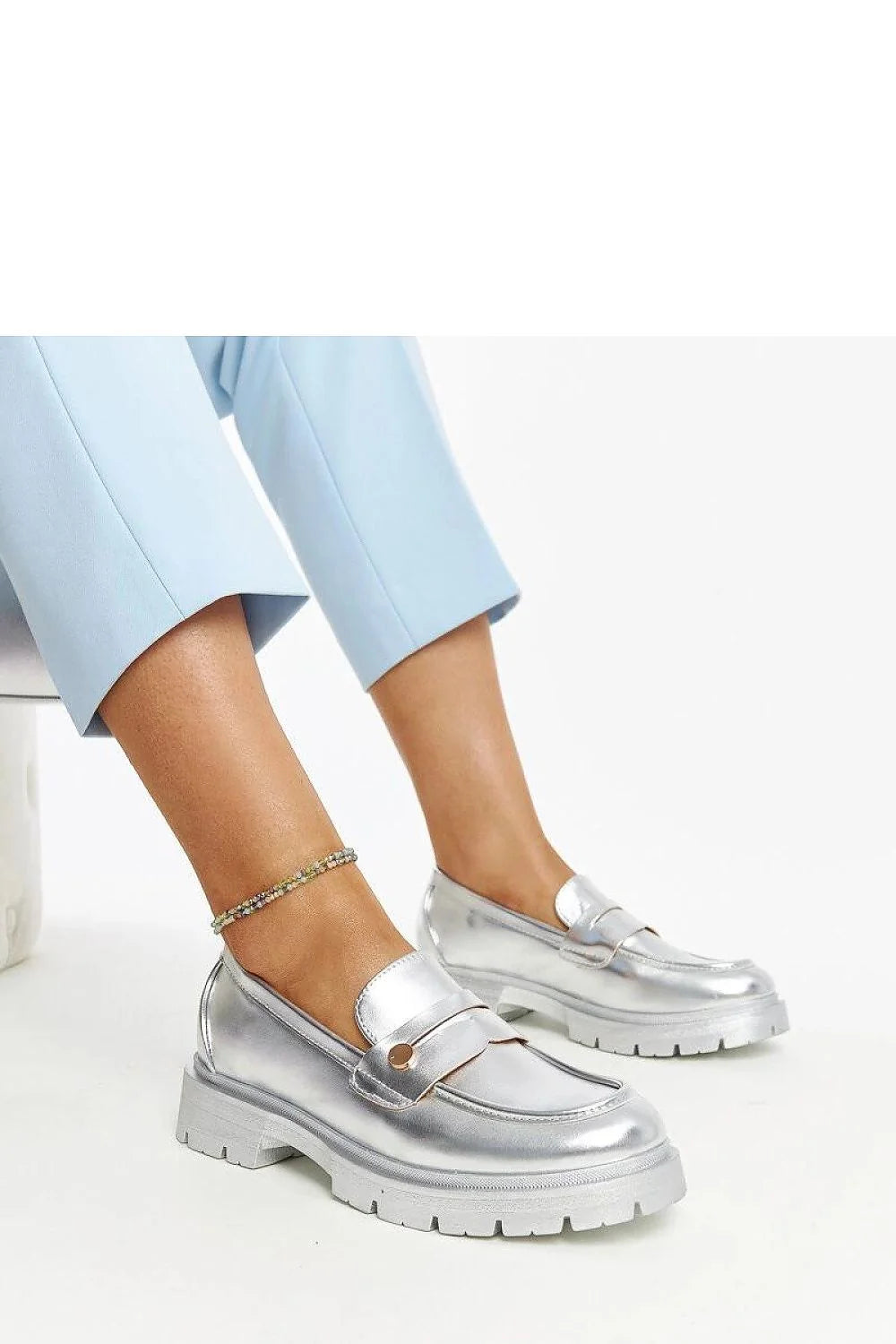 Mocassins femmes design audacieux contemporain style futuriste couleur argent métallisé cuir synthétique semelle épaisse crantée confortable occasion quotidienne soirée chic mode urbaine