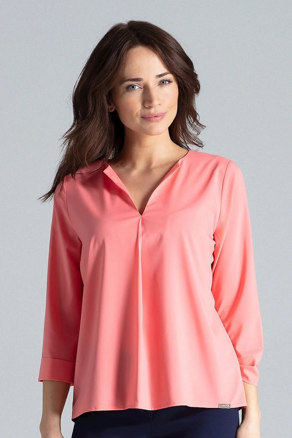 chemisier femme blanc cassé coupe droite fluide manches longues encolureV plis contrastés tissu léger polyester elasthanne poignet soigné minimaliste polyvalent