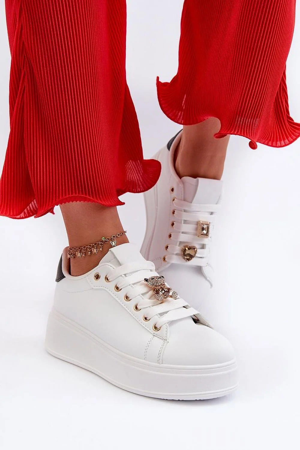 baskets femmes blanches plateforme épaisse simili cuir œillets dorés lacets larges pendentif ourson doré chaîne cheville talon contrastant noir chic
