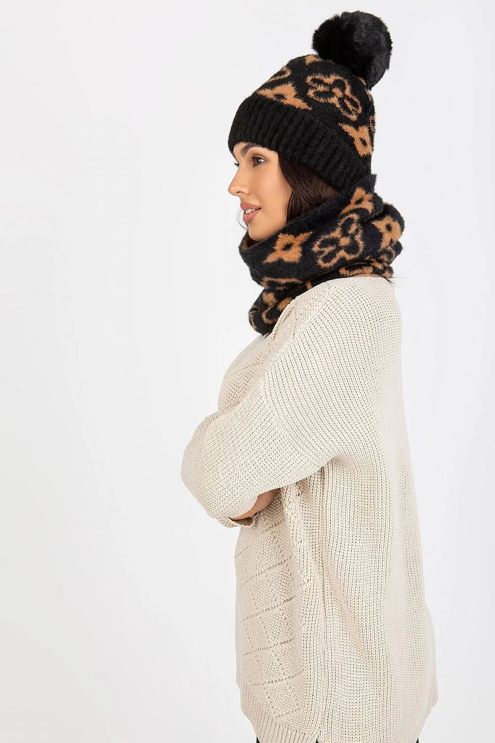 Ensemble d'accessoires féminin bonnet à pompon écharpe motif léopard noir brun pull beige matériau doux style automne hiver pour femmes
