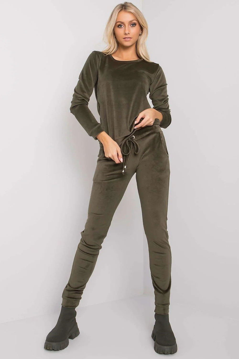 ensemble femme moderne velours oversize blouse pantalon manches longues coupe ample jogger fuselé taille élastique bas resserré beige