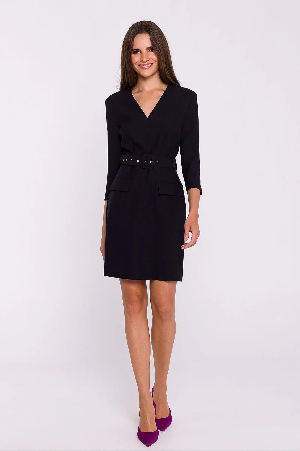 Robe de jour élégante pour femme en tissu doux, style minimaliste, col V, manches 3/4, ceinture intégrée, longueur genou, couleur noire profonde, occasionnel formel et professionnel