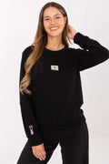 sweatshirt femme col rond noir molletonné doux coupe relaxed bordcotes poignets base liseré beige ecusson rectangulaire brodé poitrine manche droite