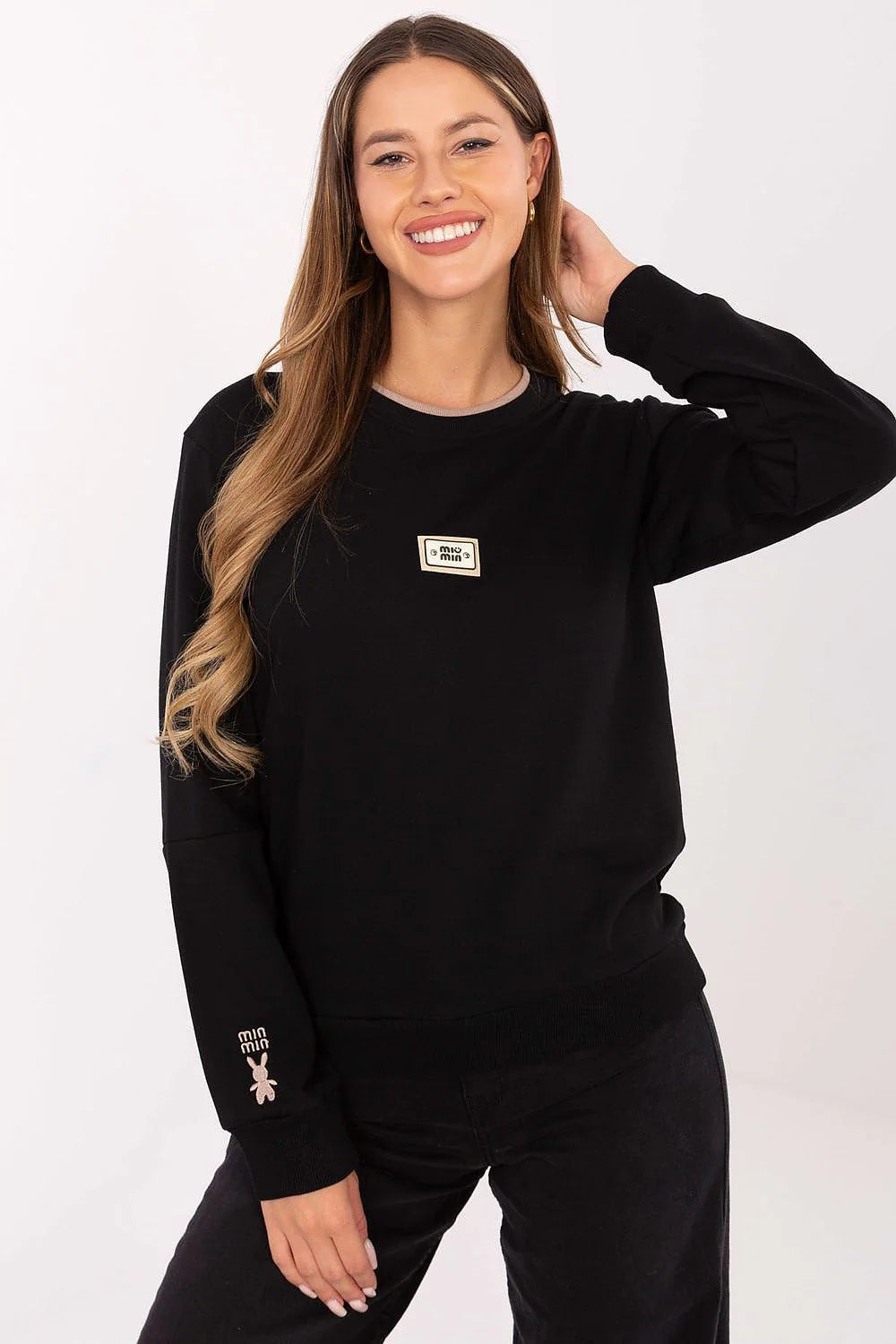 sweatshirt femme col rond noir molletonné doux coupe relaxed bordcotes poignets base liseré beige ecusson rectangulaire brodé poitrine manche droite