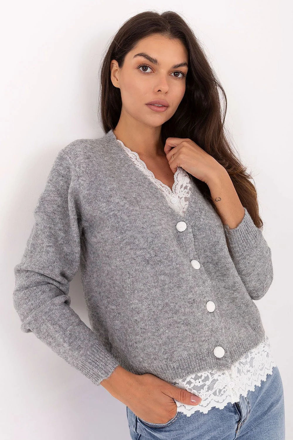 cardigan femme gris maille brossée coupecourte oversize colV boutonsrondsblancs mancheslongues bordcôtes ourlet dentelle subtile casualchic misaison chaud