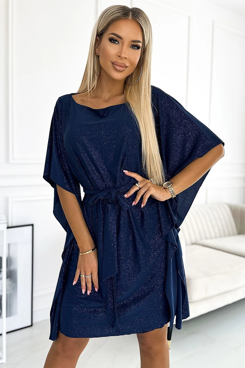 robe soirée courte bleu marine pailletée manches kimono amples ceinture nouée taille silhouette fluide coupe évasée encolure bateau tissu extensible
