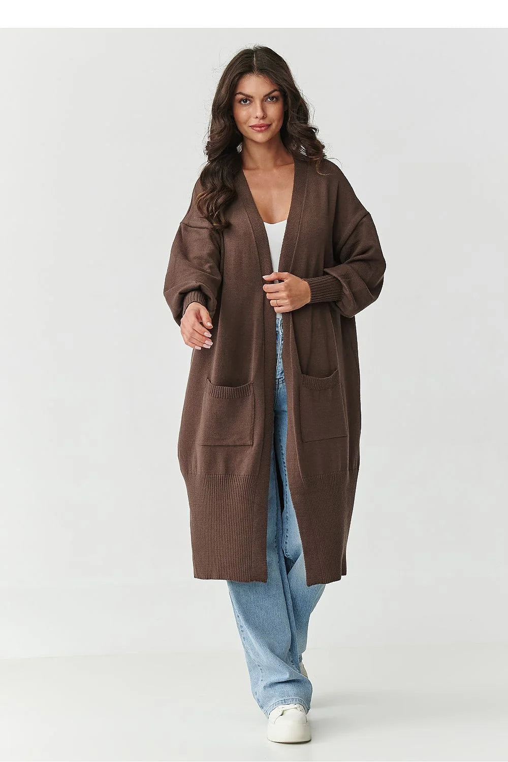 cardigan long femme oversize chocolat maille tricotée col V manches tombantes poches plaquées larges poignets côtelés ourlet ouvert confortable doux