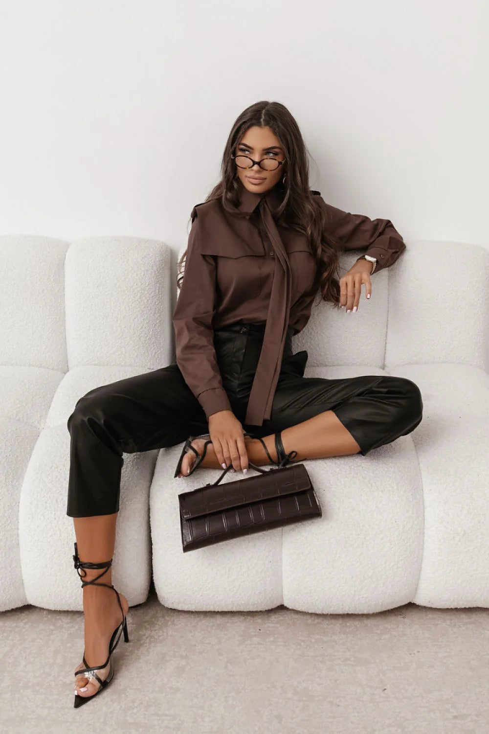 chemise femme marron chocolat lavallière nouée manches longues épaulettes coupe droite tissu fluide poignets boutonnés pochette rectangulaire similicuir embossé croco