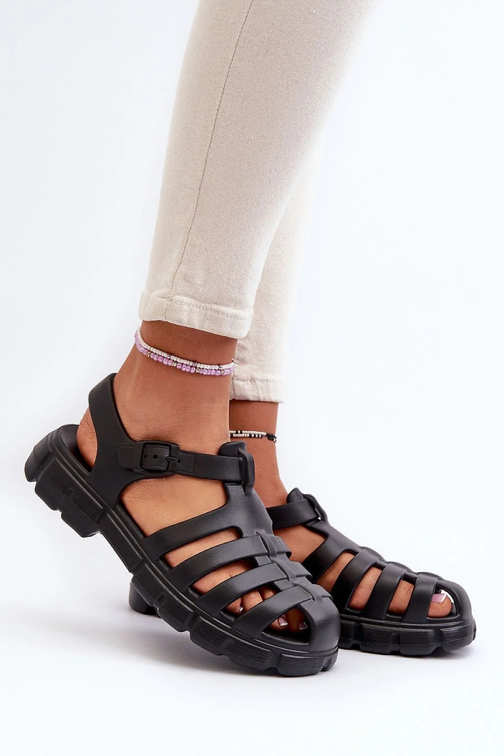 Sandales femmes design moderne épaisse semelle matériau synthétique noir confortable style urbain occasions estivales