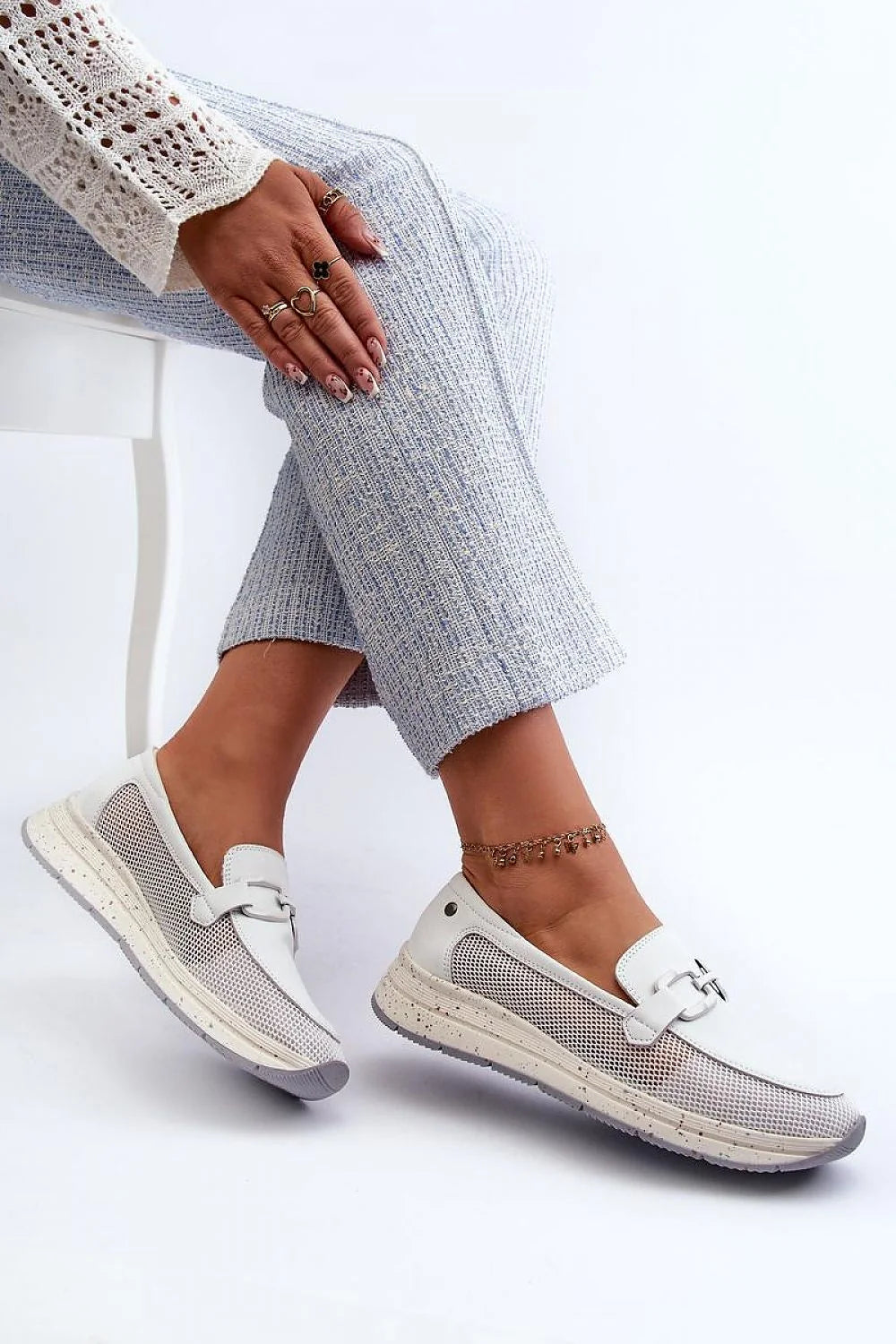 Mocassins femmes style moderne maille blanche cuir détails semelle caoutchouc couleur contrastée confortable occasion多种