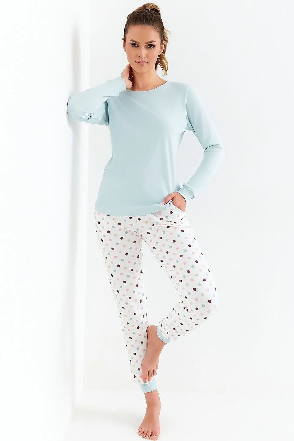 pyjama femme coton doux bleu pastel haut manches longues col rond pantalon jogger blanc pois multicolores taille élastique côtes confort