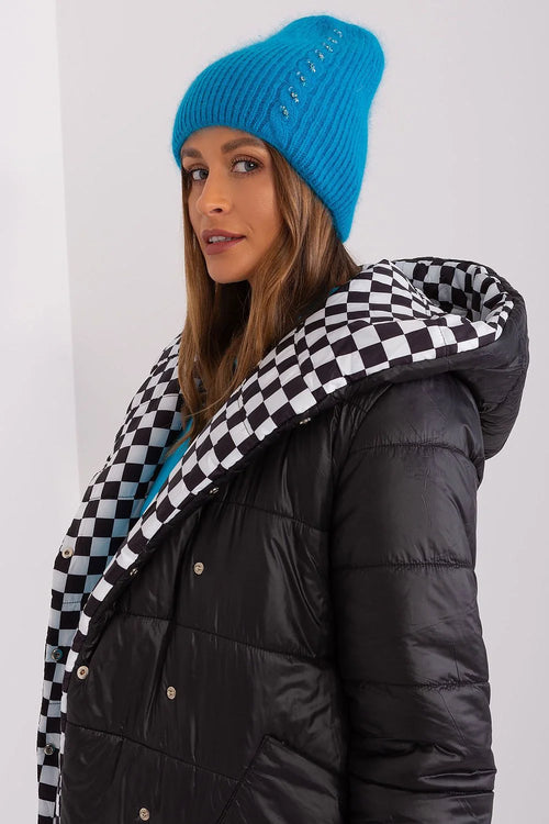 Bonnet d'hiver féminin en maille texture côtelée bleu vif éléments scintillants veste matelassée noire sweat-shirt bleu style moderne