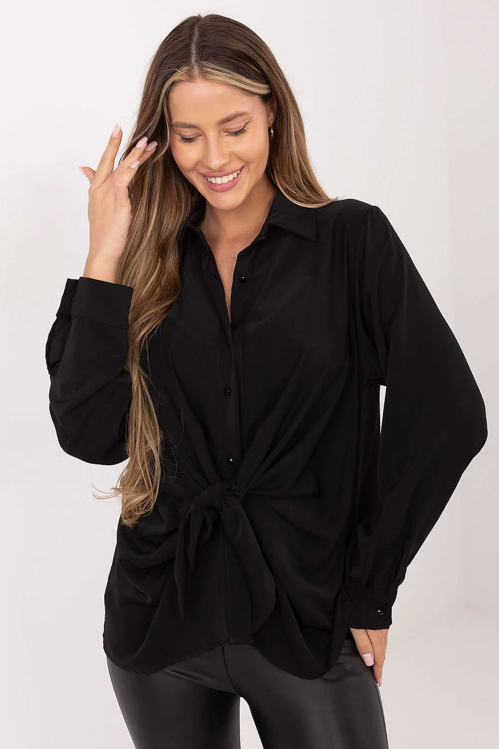 chemise femme noire manches longues bouffantes col classique boutonnage central noeud devant satinée oversize élégante chic bureau soirée polyester léger