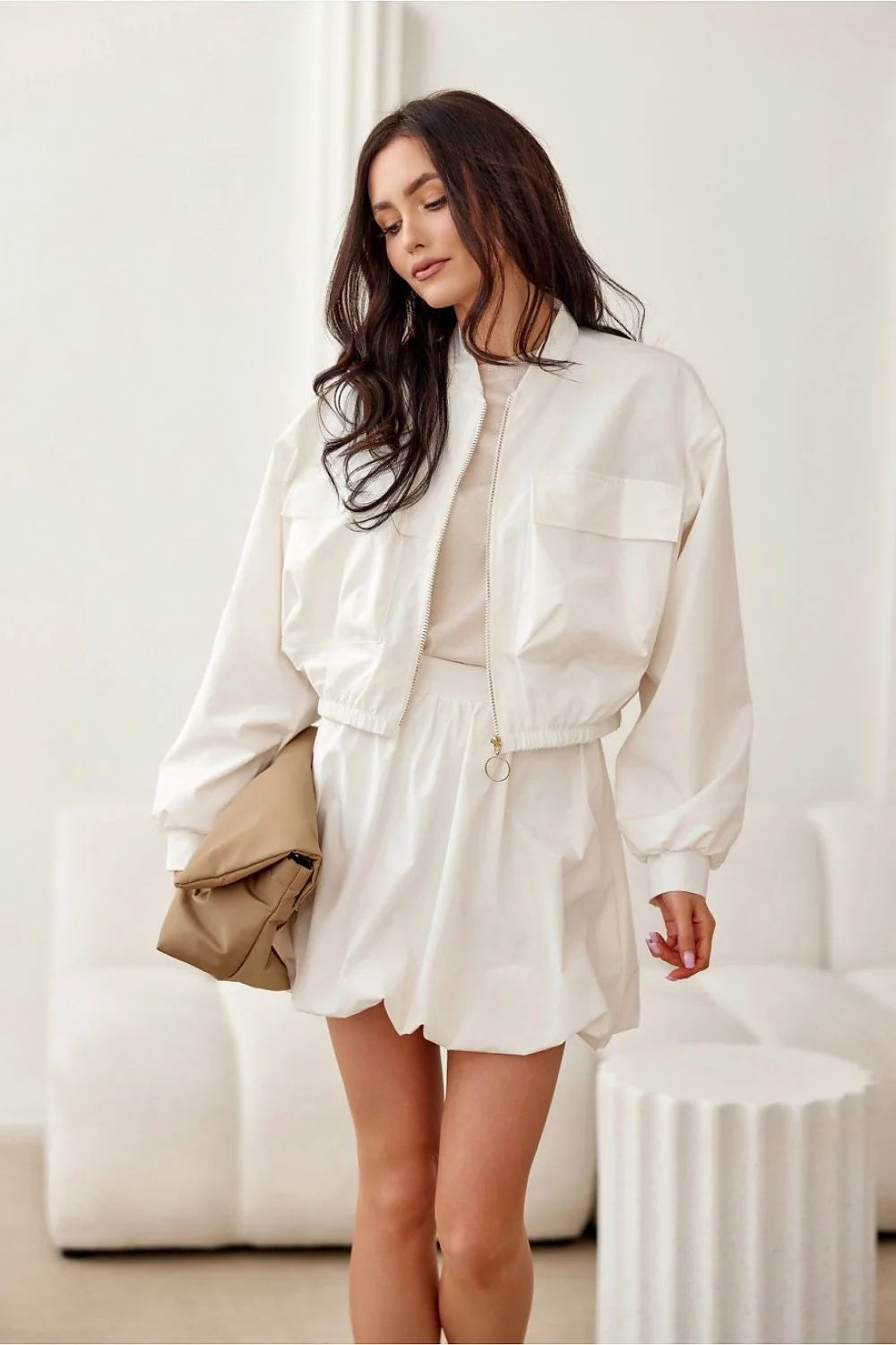 Veste bomber ample blanche avec fermeture éclair et poches patch pour femmes, style décontracté et élégant, polyester 100%, coupe raccourcie, manches amples, jupe assortie taille élastiquée