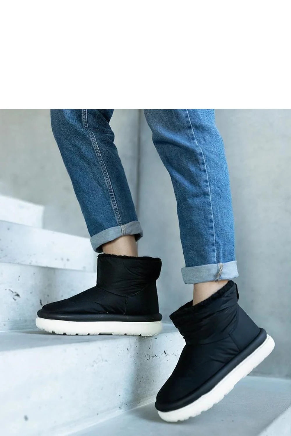 Bottes de neige Solea design moderne coupe structurée noir profond semelle blanche femmes hautes urbain confortable imperméable chaud plateforme Cores