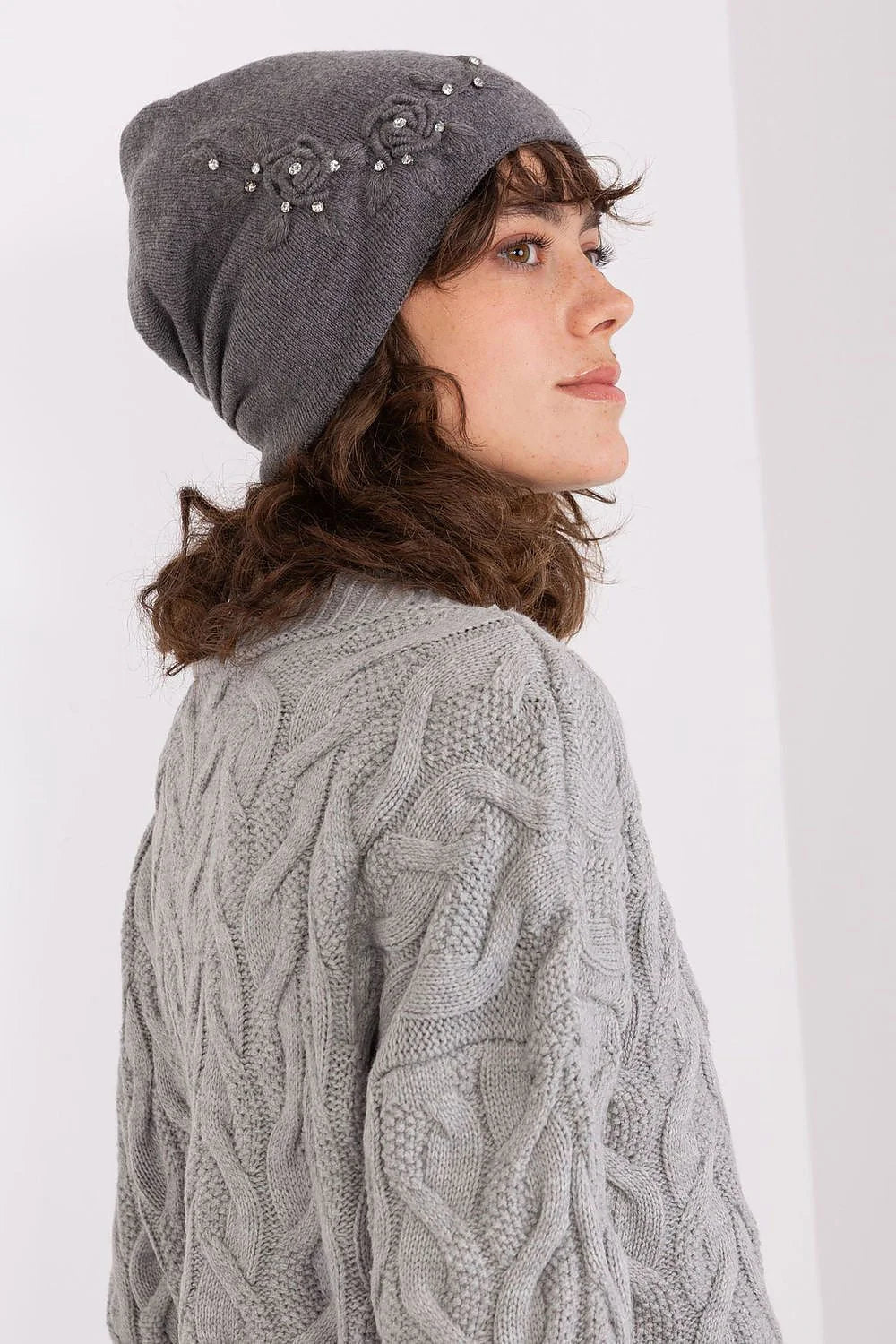 Bonnet et pull tricoté en laine acrylique gris uni motif floral cabling texture douce confort hiver mode élégant femmes