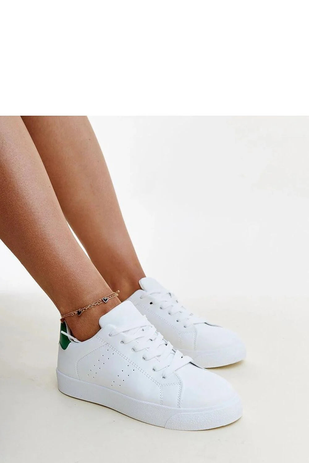baskets femmes blanches vertes minimalistes modernes confortables cuir similicuir semelle caoutchouc antidérapante lacets perforations ventilées basses plateforme polyvalentes