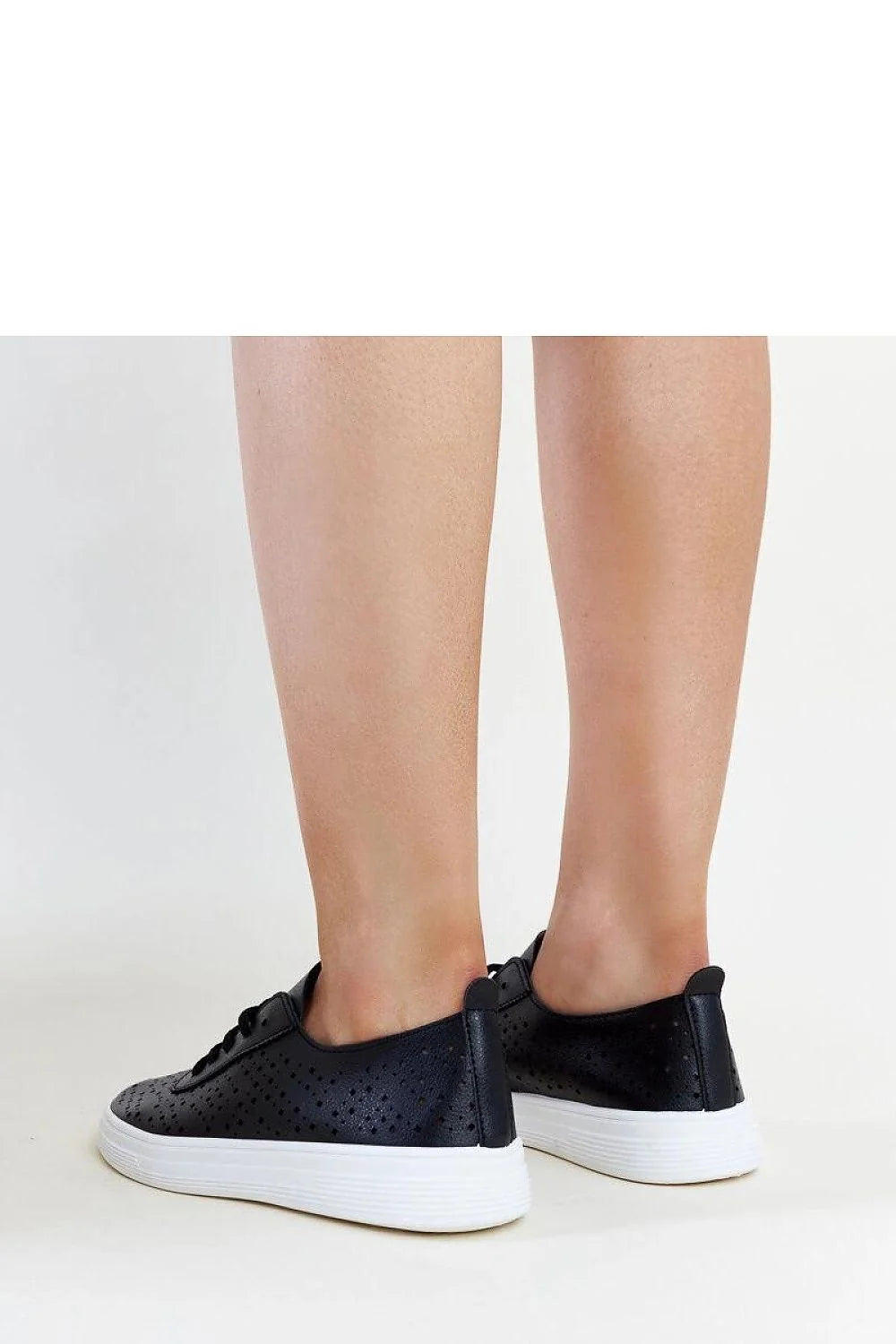 Baskets noires perforées design moderne casual tige cuir synthétique semelle épaisse blanche lacets noirs low cut confortable femme