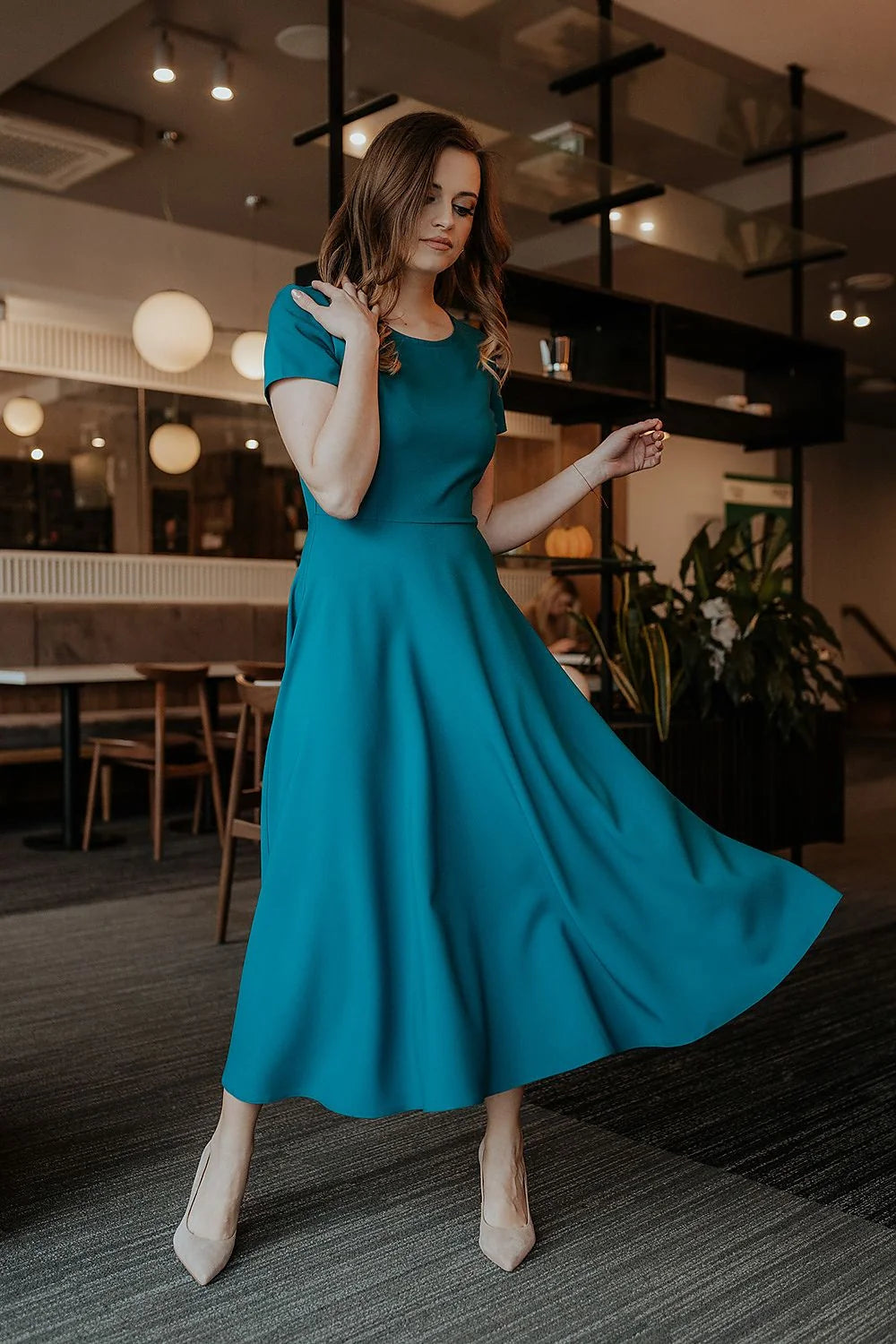 Robe élégante longue manches courtes col rond tissu soyeux couleur bleu pétrole taille ajustable pour femme