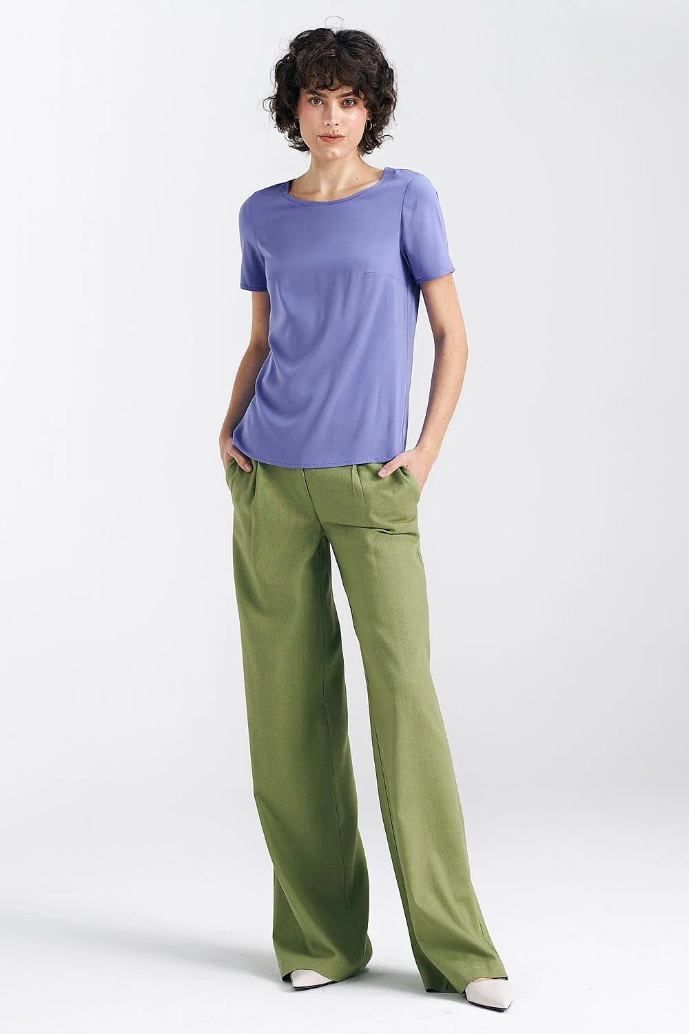 chemisier violet doux manches courtes tissu léger fluide polyester coupe ample col rond dégagé coutures renforcées minimaliste polyvalent élégant quotidien