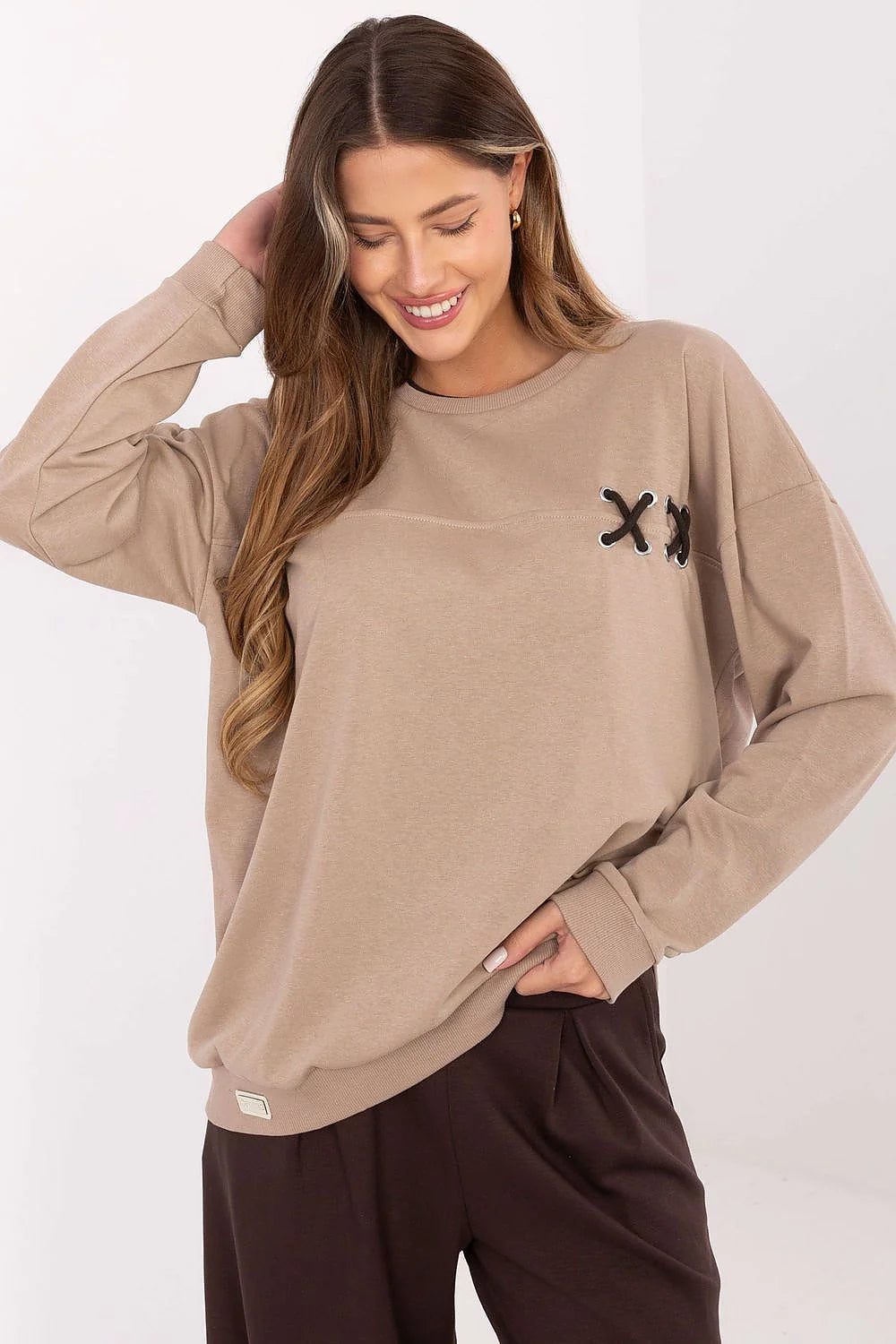 sweatshirt oversize femme coton polyester beige taupe col rond manches longues laçage œillets métalliques décontracté confortable doux