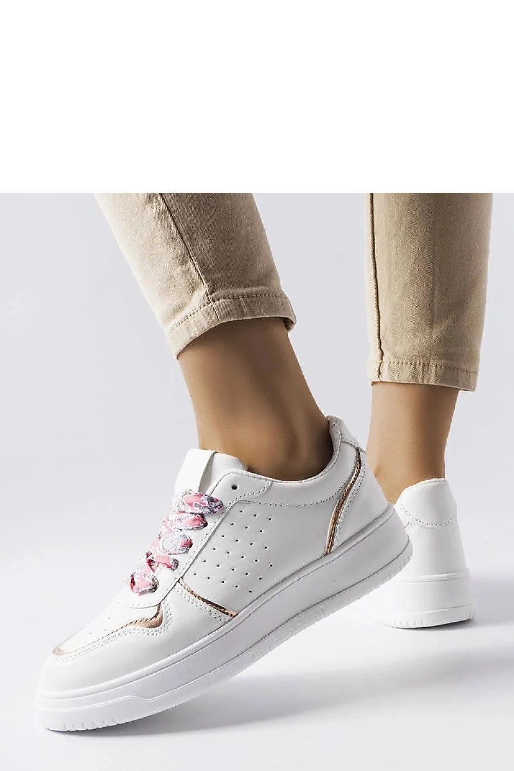 baskets femmes basses blanches cuir synthétique semelle plateforme épaisse perforations latérales empiècements métallisés dorés lacets multicolores roses col rembourré confortables
