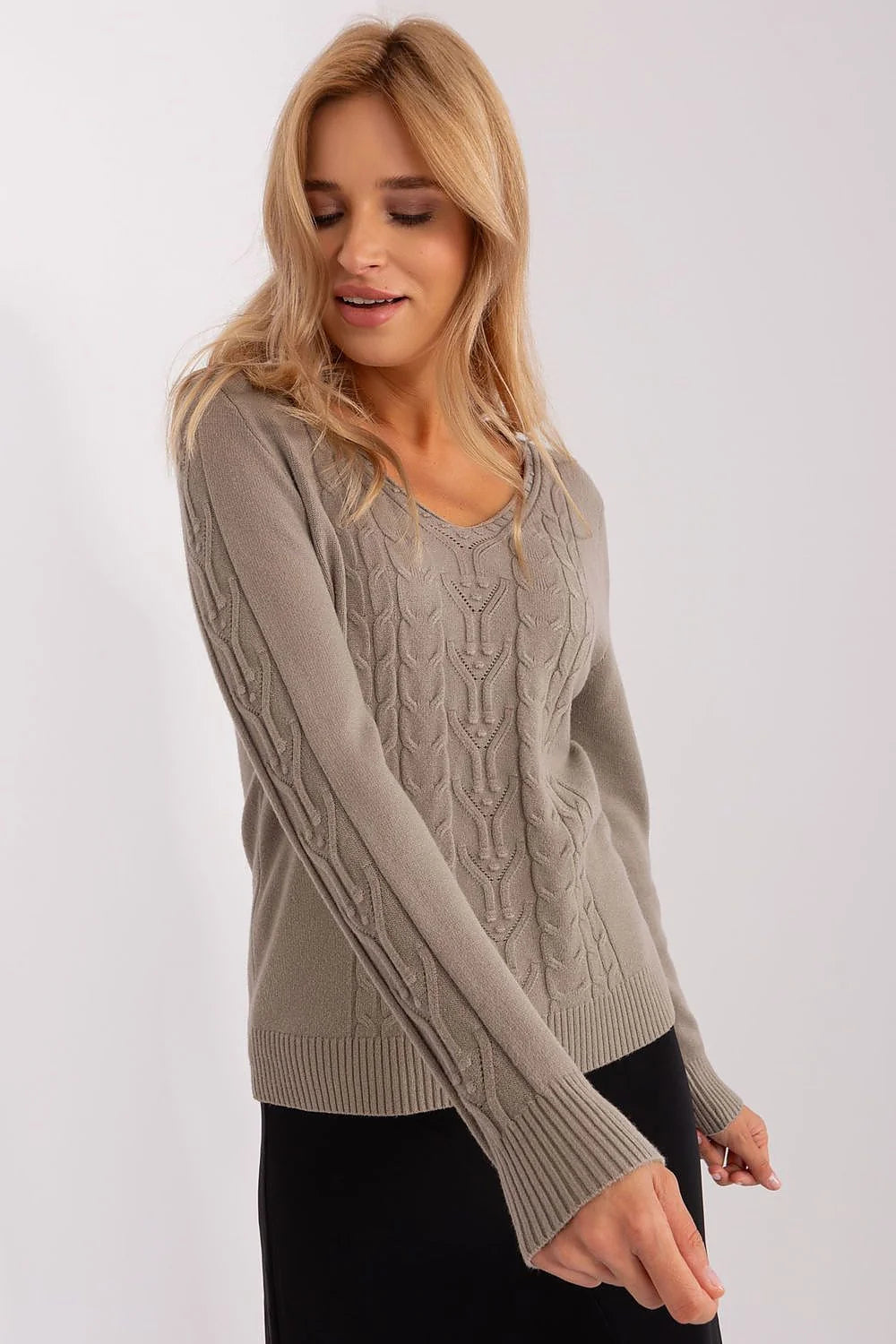 Pull élégant pour femme col V manches longues maille tricotée couleur taupe matière douce confortable多シーズン