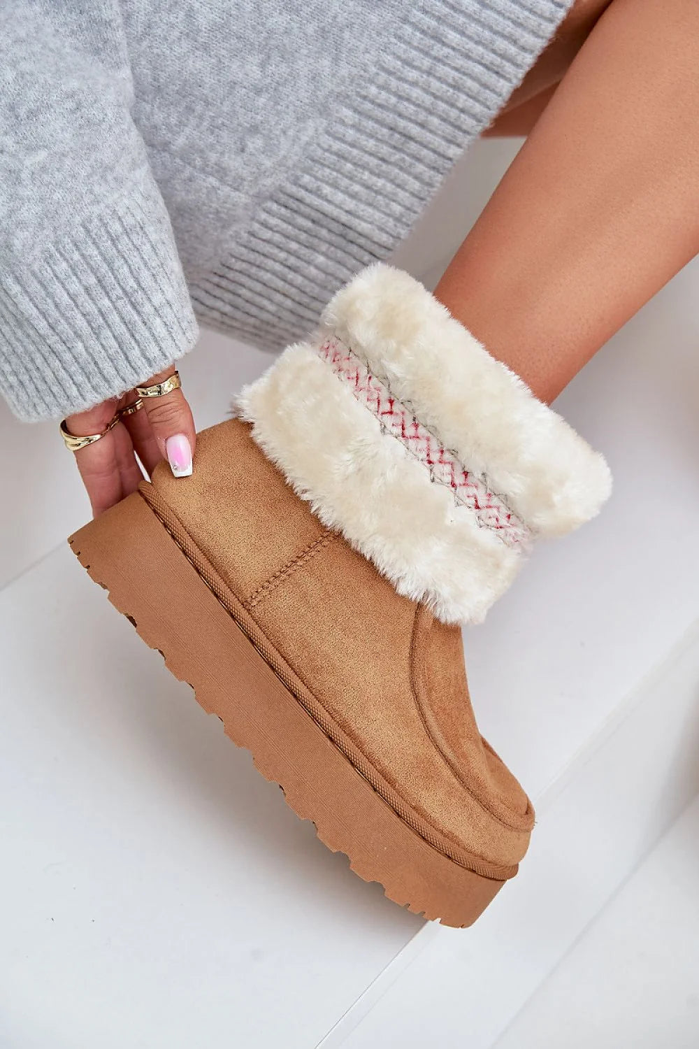 Bottes d'hiver cuir suédé écologique chic et confort avec fourrure blanche pour femmes tendance