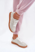 Chaussures de sport Step in style basses femmes daim naturel beige clair semelle marron caramel lacets blancs bouts arrondis tige 6 cm semelle 2 cm