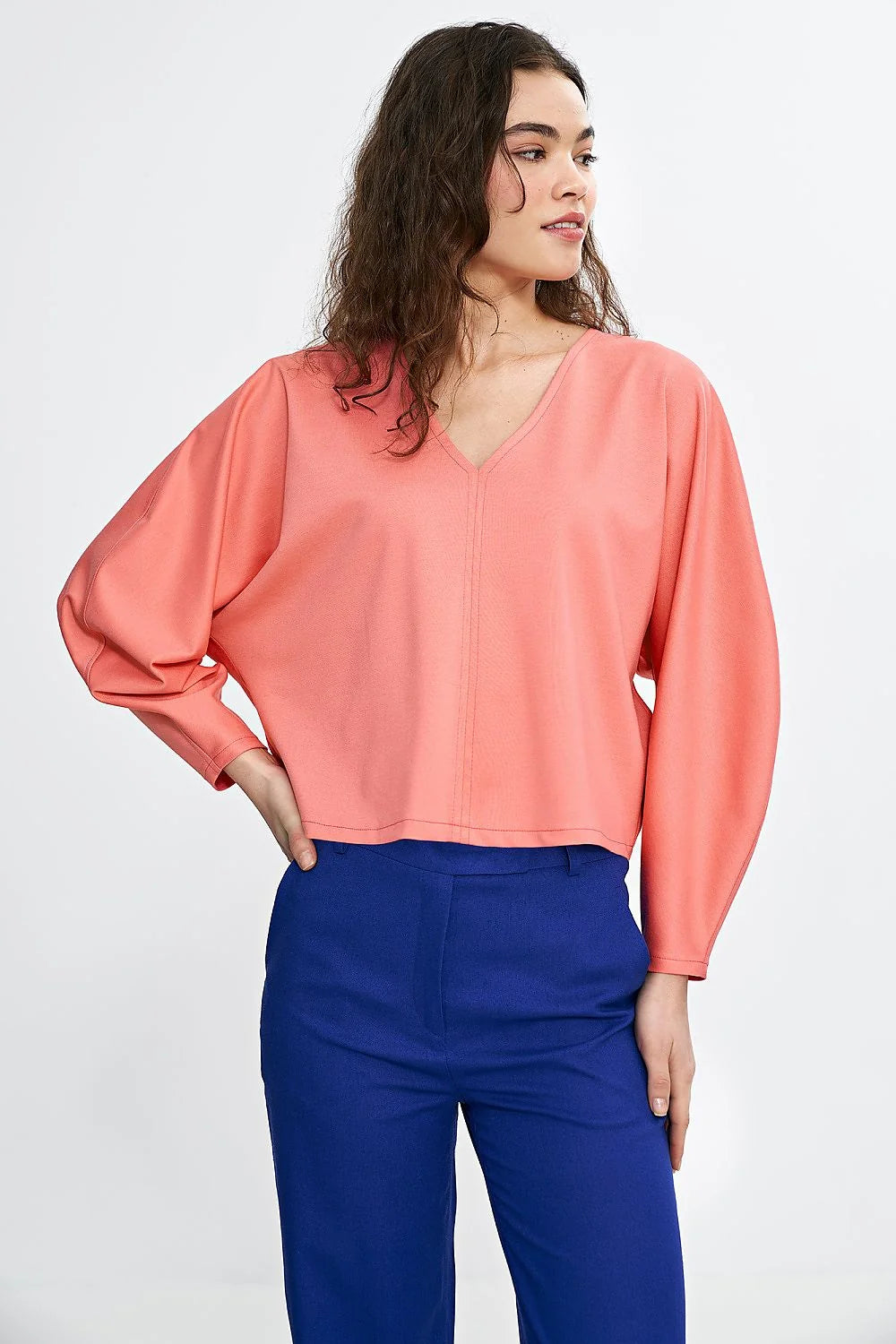 chemisier féminin moderne viscose rose saumon manches longues encolure V profonde coupe loose ample fluide taille haute ourlet asymétrique