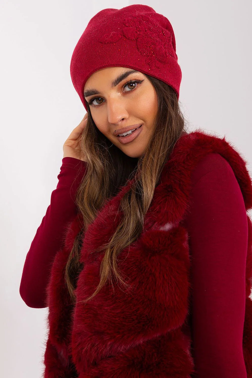Bonnet et gilet en cachemire acrylique pour femme, style moderne floral rouge profond, texture pelucheuse et finitions soignées